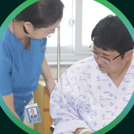 환자를 돌보는 한솔병원 간호사